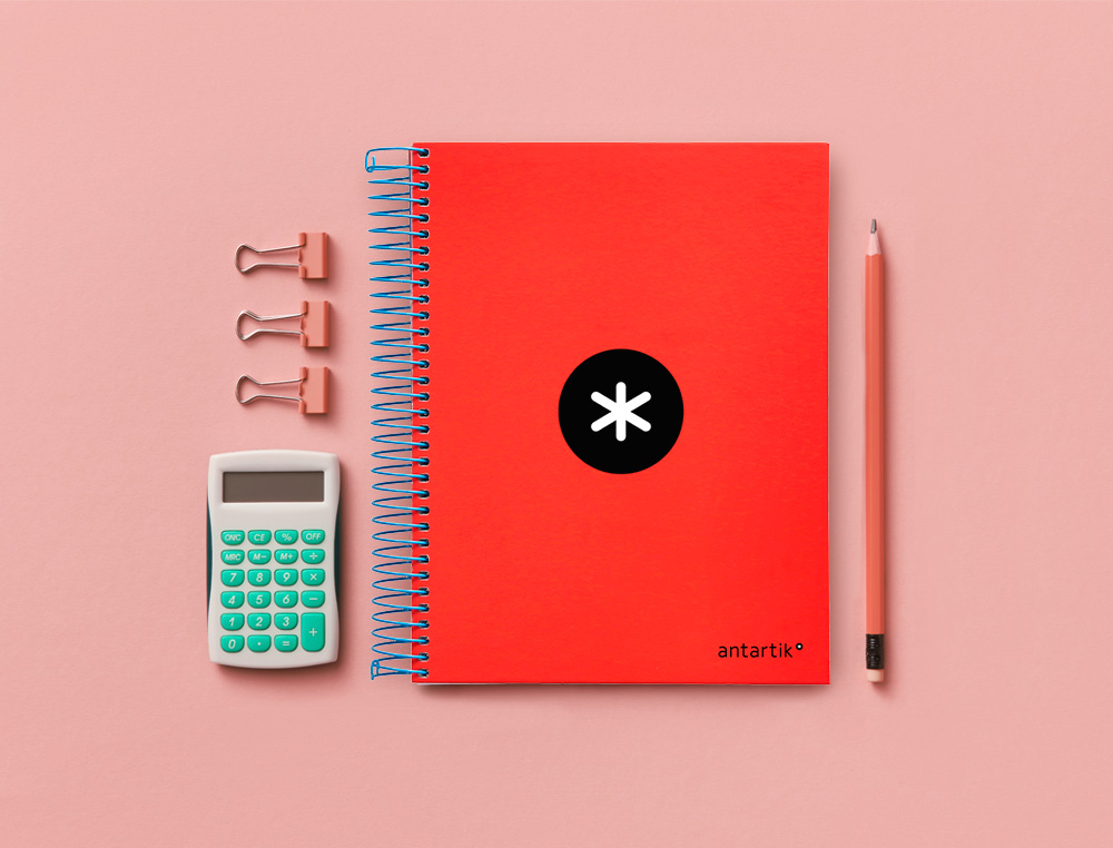 CADERNO ESPIRAL DIN A5 ANTARTIK CAPA FORRADA 120 F 90 GR QUADRICULA 5 MM 5 BANDAS 6 FUROS CORES SORTIDAS